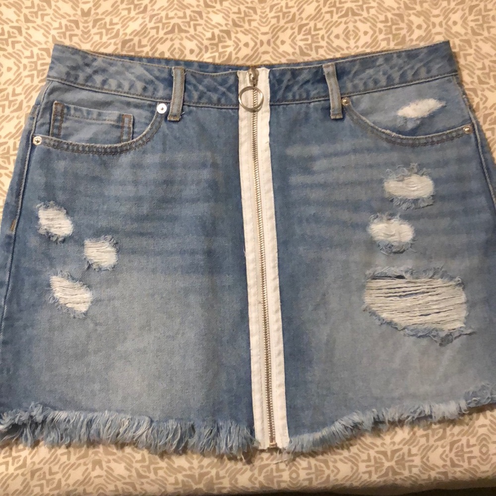 Destroyed denim skirt with zipper detail